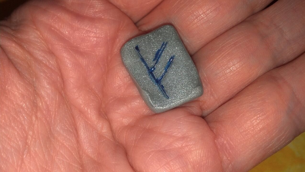 Runic amulet to attract wealth